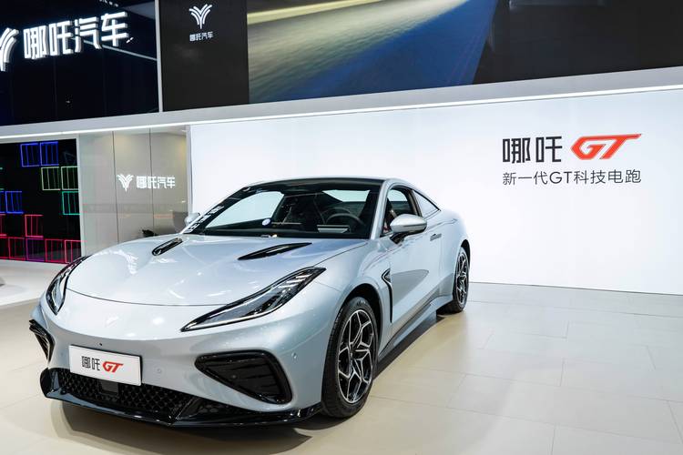 惠州1哪吒汽车在智能汽车领域的表现，领途汽车在新能源汽车市场中的影响力